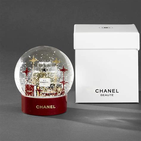 CHANEL, Boule à neige figurant une bouteille de n°5 et c